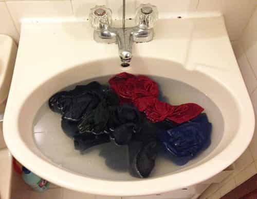 Lavar a roupa na pia do banheiro algumas vezes é a única opção do peregrino.