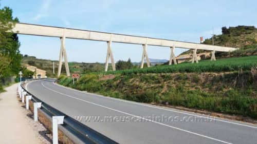 Entre Cirauqui e Lorca o peregrino passa por baixo do aqueduto do Canal de Alloz