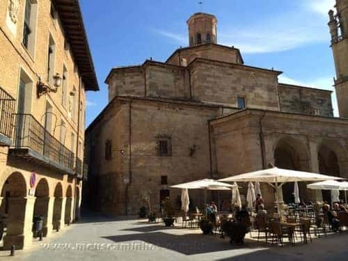 Praça em frente à Igreja de Santa Maria, em Los Arcos. Lugar ótimo para relaxar!