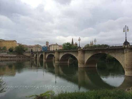 Ponte de pedra sobre o Rio Ebro, na chegada de Logroño.