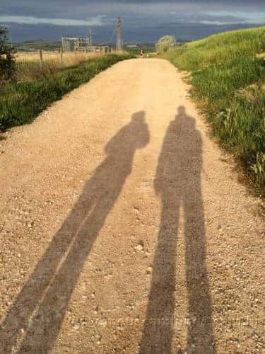 Foto com as sombras de dois peregrinos, feita na saída de Los Arcos