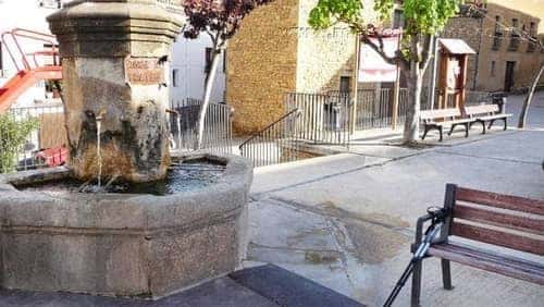Fonte de água em Lorca, com a placa de "agua no tratada"
