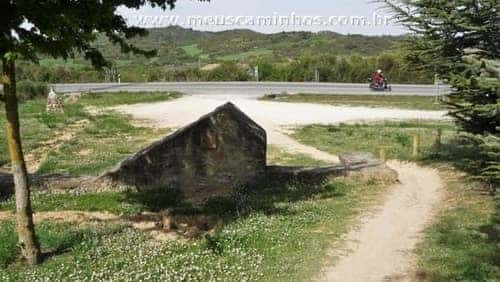 Caminho de Santiago, perto de Estella, homenagem a uma peregrina canadense do lado esquerdo da foto, ao fundo.