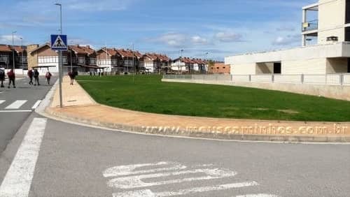 Complexo residencial pouco depois do clube de golfe, chegando em Cirueña.