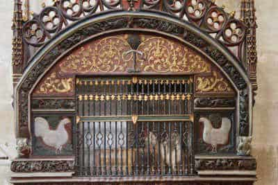 Galinheiro na igreja de Santo Domingo de la Calzada, com um galo e uma galinha vivos.