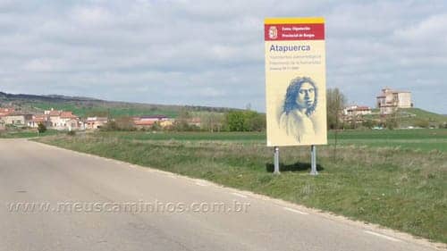 Placa do sítio arqueológico na entrada de Atapuerca