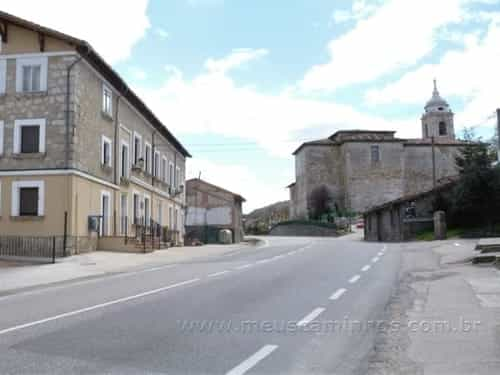 Albergue e Igreja de Santiago Maior em Villafranca Montes de Oca