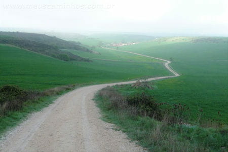 Vista do Caminho chegando a Villalval, descendo a Serra de Atapuerca, no Caminho de Santiago