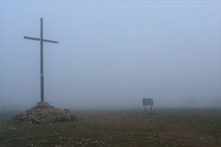 Cruz na Serra de Atapuerca quase coberta pela neblina