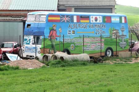 Ônibus com a propaganda albergue Via Minera - Caminho de Santiago