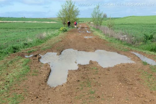 Caminho alternativo para Burgos. A estrada de terra vira lama, cheia de poças de água. - Caminho de Santiago