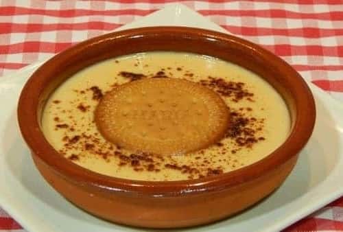 Natilla com bolacha em cima - tradicional sobremesa espanhola