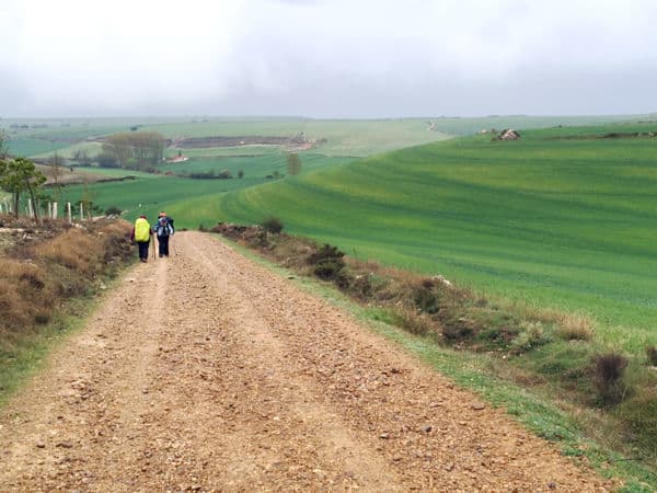 Duas peregrinas no trecho do Caminho de Santiago, próximo ao albergue Arroio San Bol.