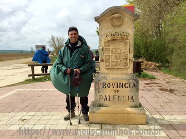 Eu ao lado de um marco indicando que o Caminho de Santiago segue pela província de Palência, a partir deste ponto