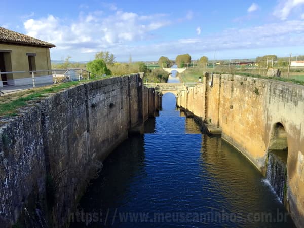 A foto mostra o Canal de Castilla visto da parte de cima da eclusa quádrupla.