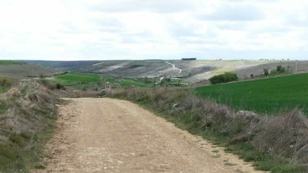 Caminho de Santiago, chegando em Hontanas. A cidade só é avistada quando o peregrino está bem perto.