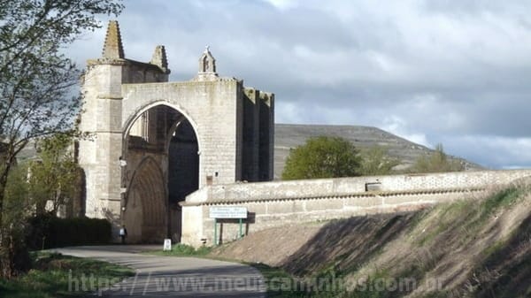 O Caminho de Santiago passa por baixo dos arcos que ficavam na entrada do monastério de San Antón