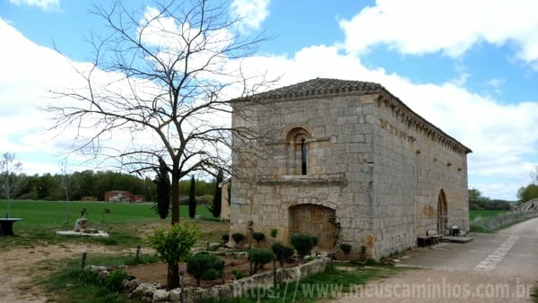 O Albergue San Nicolás, solitário na beira da estrada, perto da ponte que separa as províncias de Burgos e de Palência