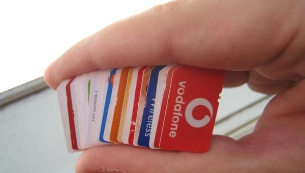 Mão segurando diversos sim cards espanhóis