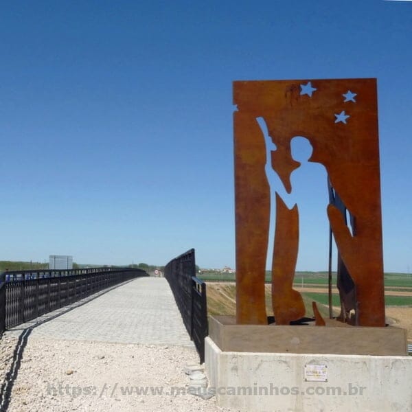 Escultura de um peregrino em chapa de ferro ao lado da estrada entre Fromista e Carrion de los Conde