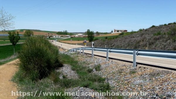 Caminho ao lado da estrada, perto de Lédigos