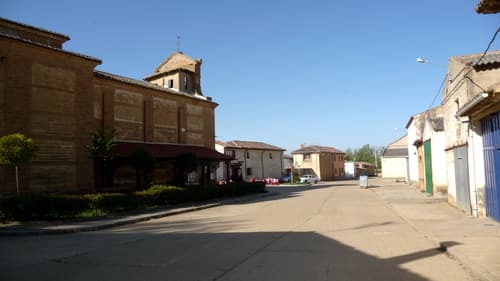 Lateral da igreja de San Nicolas Obispo em San Nicolas del Real Camino