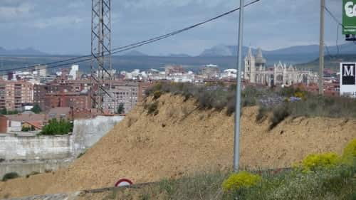 A foto mostra a vista da cidade de Léon um pouco depois de Arcahueja, onde é possível observar em destaque a Catedral de Léon.