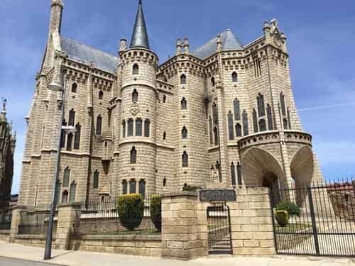 O Palácio Episcopal, também conhecido como Palácio Gaudi, por ter sido projetado por este arquiteto.