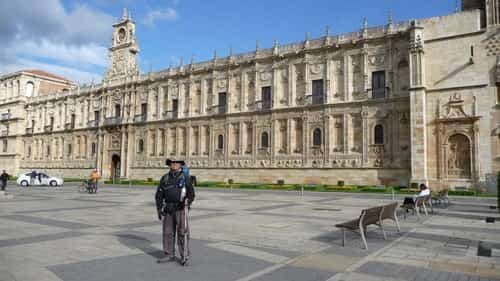 Foto da plaza de San Marcos, com o Parador de Léon atrás.