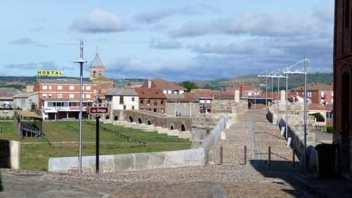 Foto da ponte de pedra que separa Puente de Órbigo e Hospital de Órbigo