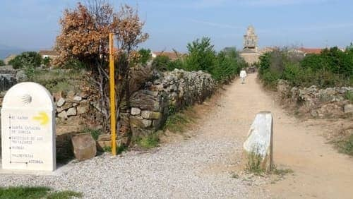 Foto da entrada de Santa Cataliza de Somoza, com uma igreja ao fundo.