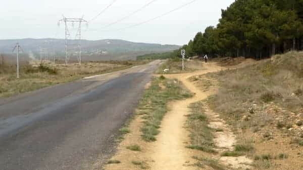 A foto mostra a trilha por onde os peregrinos caminham, que fica praticamente grudada à rodovia. Em alguns trechos não há opção, é preciso andar pelo asfalto.