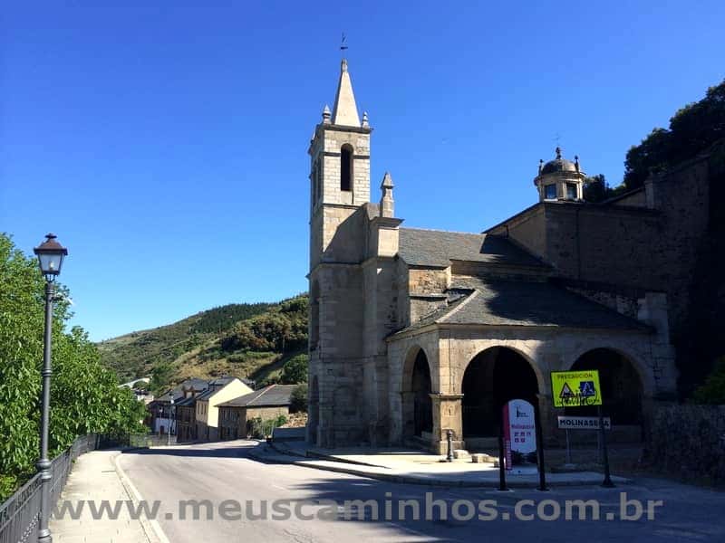 Foto da Ermita de Nossa Senhora das Angústias, bem na entrada da cidade de Molinaseca.