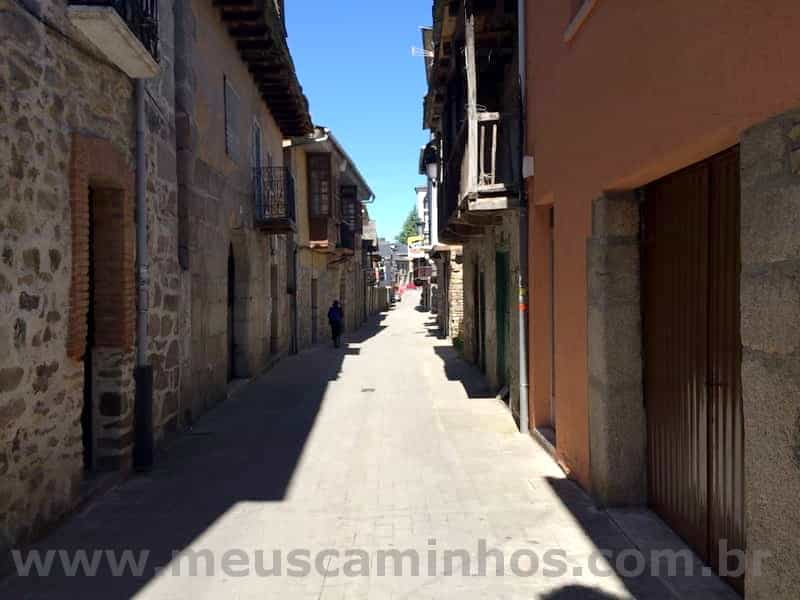 Rua de Molinaseca, por onde o peregrino vai passar.