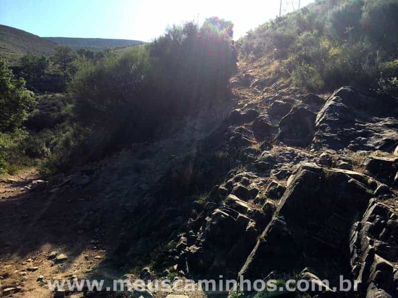 A foto mostra grandes pedras por onde o peregrino terá que passar, no caminho para Molinaseca.