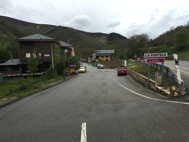 A foto mostra a estrada principal e uma bifurcação para a esquerda, que entra em La Portela de Valcarce.