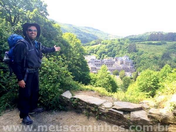 A foto mostra eu apontando para o monastério de Samos, ao fundo. O Monastério está a alguns metros para baixo.