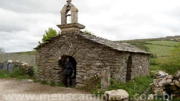 Foto da pequena Ermita de San Pedro, em O Biduelo. É uma pequena capela toda feita de pedra, com telhado também de pedra e um pequeno campanário.