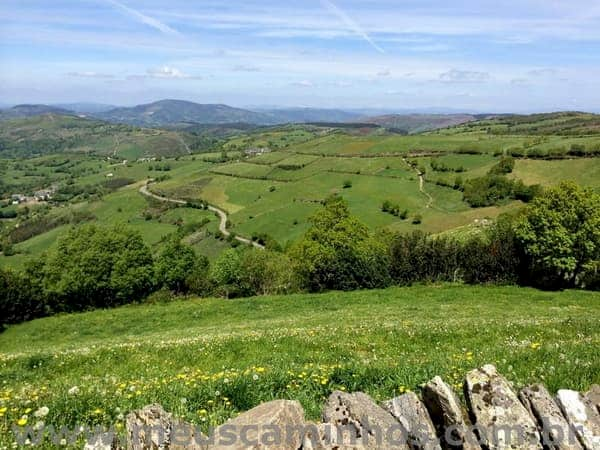 Foto da paisagem no caminho entre Alto do Poio e Triacastela.