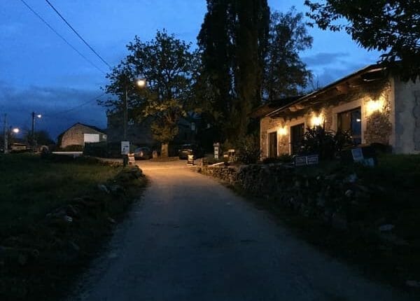 Foto noturna do albergue Casa Barbadelo, que fica ao lado do Caminho de Santiago