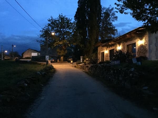 Foto noturna do albergue Casa Barbadelo, que fica ao lado do Caminho de Santiago