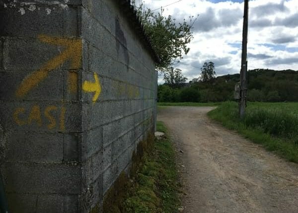 Foto de uma parede com a inscrição Casi (quase, em espanhol)