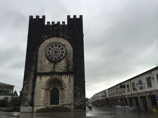 foto da igreja de pedra de Portomarín, conhecida como igreja de São João ou de Sán Nicolás.