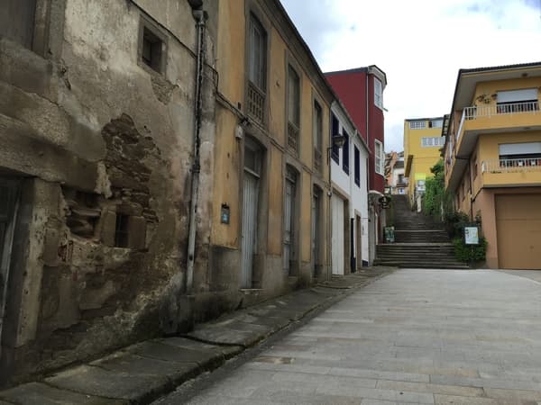 A foto mostra uma grande escadaria, em Sarria