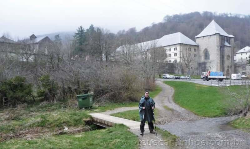 Na foto eu apareço em primeiro plano com uma pequena ponte atrás de mim. Ao fundo pode-se ver as edificações de Roncesvalles, ou Orreaga (em Euskera)