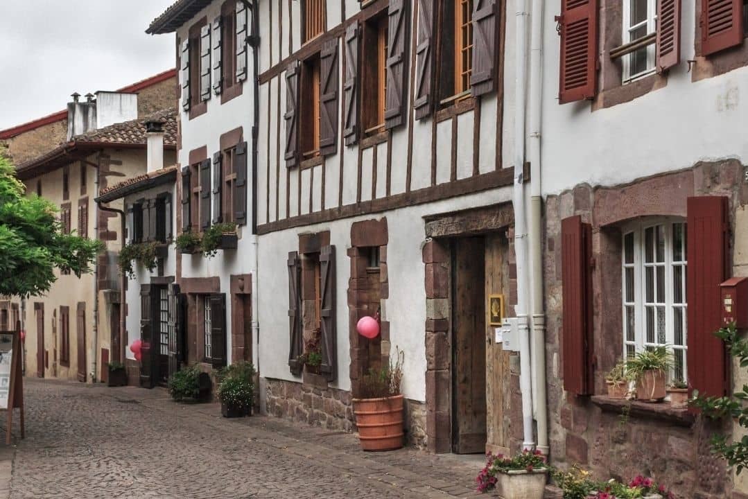 Foto da cidade de Saint-Jean-Pied-de-Port, na França.