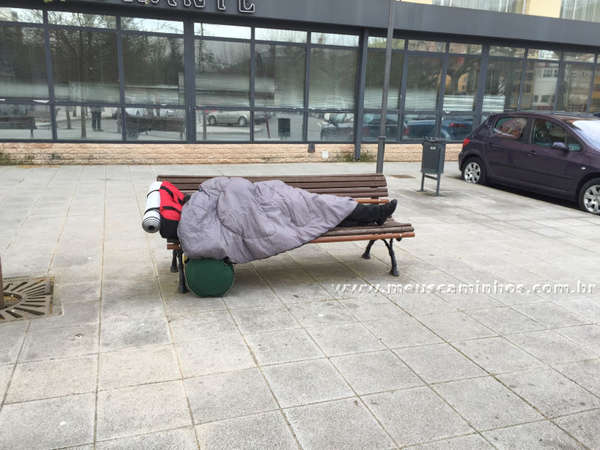 Peregrino dormindo no banco da praça. Por opção, tinha vaga nos albergues!