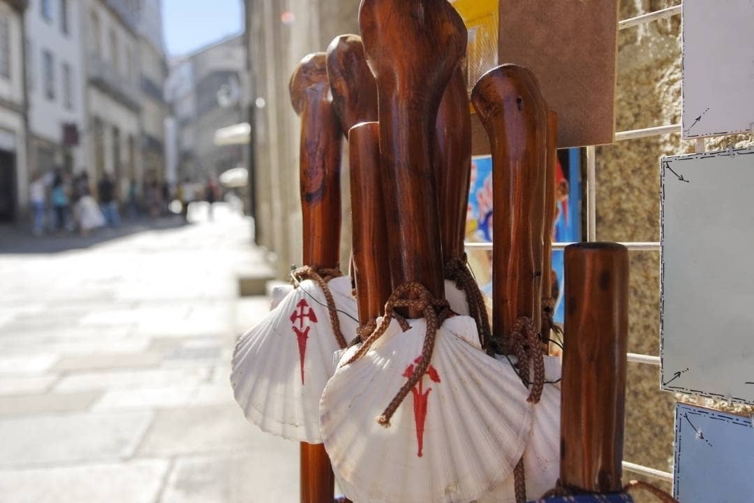 cajado de madeira para os peregrinos